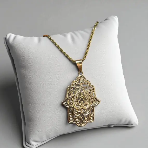 Collier Khmissa Doré en Acier Inoxydable – Design Marocain Élégant
